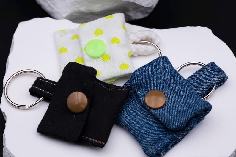 Nahaufnahme von Schlüsselanhänger aus Stoff. Diese Aufnahme passt zum Suchwort Geschenkidee nachhaltig aus dem MyDesignStyle Sortiment. Praktisch und stilvoll als Handgemacht accessoire im Alltag. Weitere Motive zum Thema Nachhaltiges accessoire bei MyDesignStyle entdecken.