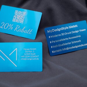 Varianten blauer Aluminiumkarten: eine Rabattkarte mit Gravur „20% Rabatt“ und QR-Code, eine MyDesignStyle-Karte mit Leistungsübersicht (3D-Druck Vasen, Accessoires, Schmuck), eine Firmenkarte von Mango GmbH mit Kontaktdaten und eine Mango-Logo-Karte. Diese robusten Metallkarten kombinieren edles Design mit Funktionalität und sind langlebige Alternativen zu klassischen Papierkarten.