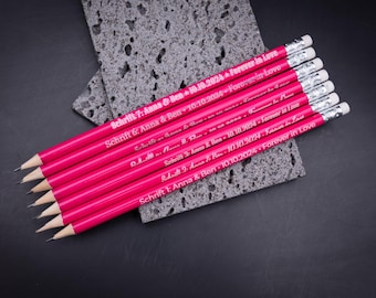 Lápiz de madera personalizado con nombre o frase, color rosa, con grabado láser individual.