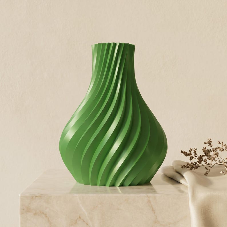 Designvase Luxoria in der Farbe Bonbongrün (#3F7E5C) – 1 von 7 Premium-Farben der Luxe-Kollektion. Handgefertigte 3D-Druck-Vase aus Bambu PLA Silk+, metallisch-glänzende Oberfläche. Höhe 20 cm (auch 15 und 25 cm). Ideal für Trockenblumen, Pampasgras, Eukalyptus. Made in München.