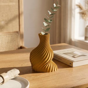 Deko-Vase Organisch Arbor Ockergelb — Natürlicher Esstisch · Schlanke Organisch-Form mit Holzstruktur, Bambu PLA Wood · Made in Germany · MyDesignStyle.