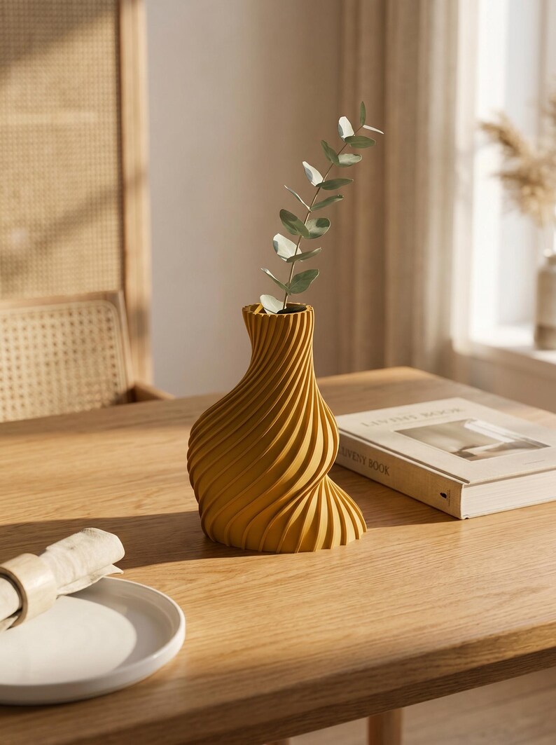 Deko-Vase Organisch Arbor Ockergelb — Natürlicher Esstisch · Schlanke Organisch-Form mit Holzstruktur, Bambu PLA Wood · Made in Germany · MyDesignStyle.