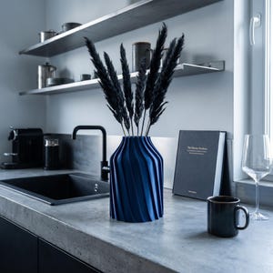 Industriell Urbanica Vase Kobaltblau im Ambiente Küchentheke · Breiter Zylinder mit kräftigen Diagonalfluten, Bambu PLA Metal · 3D Druck handgefertigt München MyDesignStyle MDS.