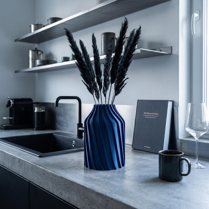 Industriell Urbanica Vase Kobaltblau im Ambiente Küchentheke · Breiter Zylinder mit kräftigen Diagonalfluten, Bambu PLA Metal · 3D Druck handgefertigt München MyDesignStyle MDS.