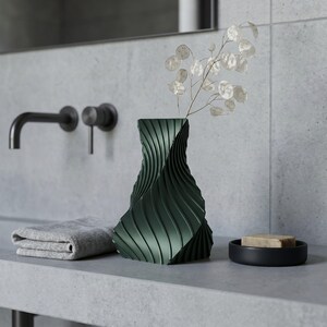 Industriell Structura Vase Oxidgrün im Ambiente Badezimmer · Trapezkonisch mit feinen Diagonalrippen, Bambu PLA Metal · 3D Druck handgefertigt München MyDesignStyle MDS.