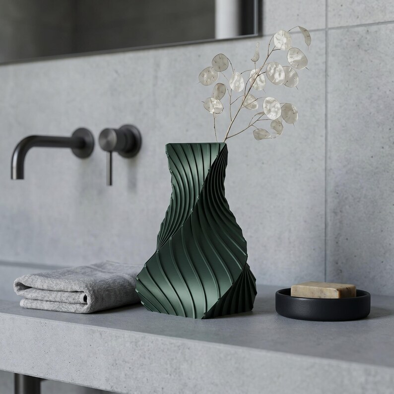 Industriell Structura Vase Oxidgrün im Ambiente Badezimmer · Trapezkonisch mit feinen Diagonalrippen, Bambu PLA Metal · 3D Druck handgefertigt München MyDesignStyle MDS.