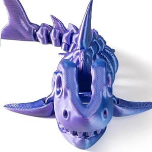 3D Printed Articulated Shark Toy – Fun Movable Skeleton Design for Desk Decor Fidget & Decompression Cute Rainbow Shark Model