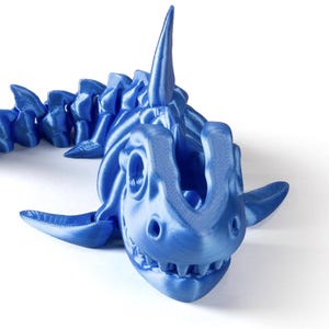 3D Printed Articulated Shark Toy – Fun Movable Skeleton Design for Desk Decor Fidget & Decompression Cute Rainbow Shark Model (Blue）