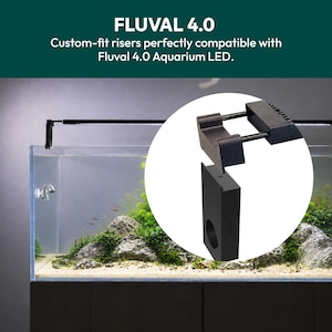 Peut inclure: Supports d'éclairage d'aquarium en plastique noir marqués Fluval 4.0, conçus pour monter des systèmes d'éclairage LED. L'ensemble comprend une découpe circulaire et une base rectangulaire, fixées au bord d'un aquarium en verre avec de l'eau.