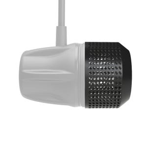 Op de afbeelding: Een close-up van een dompelpomp met een witte behuizing en een zwart, geperforeerd cilindrisch uiteinde. Een grijze kabel loopt vanaf de bovenkant van de pomp. De pomp is ontworpen voor water toepassingen.