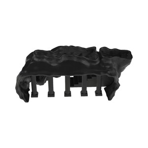Puede incluir: Un objeto decorativo negro mate con una superficie superior rugosa e irregular similar a una roca, sostenida por cinco columnas verticales. La estructura incluye un pequeño elemento de escalera integrado entre las columnas, creando una forma arquitectónica.