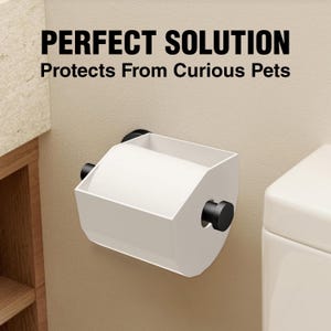 Może przedstawiać: Biały uchwyt na papier toaletowy z osłoną ochronną i czarnymi elementami montażowymi. Powyższy tekst brzmi: PERFECT SOLUTION Protects From Curious Pets. Uchwyt jest zamontowany na ścianie i mieści rolkę białego papieru toaletowego.