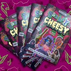 Könnte beinhalten: Ein Stapel von fünf Comics mit dem Titel "Sleazy & Cheesy" in einem lila, grünen und gelben Farbschema. Die Cover zeigen Illustrationen von Horrorfilmfiguren und Popcorn. Der Hintergrund ist ein dunkles Pink mit Blitz- und Totenkopf-Grafiken.