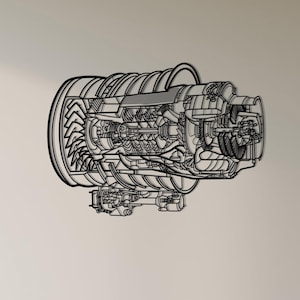 Könnte beinhalten: Schwarze Metall-Wandkunst, die einen detaillierten Querschnitt eines Strahltriebwerks zeigt. Das Kunstwerk ist an einer weißen Wand über einem cremefarbenen Sofa mit Holzbeinen angebracht. Der Raum hat ein modernes Design mit einer minimalistischen Küche.