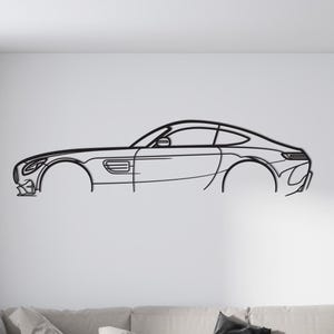 Könnte beinhalten: Schwarze Metall-Wandkunst, die eine elegante Sportwagen-Umrisslinie darstellt. Das Kunstwerk ist an einer weißen Wand über einem hellfarbigen Ecksofa angebracht. Der Raum hat ein modernes Design mit einem Holztisch und einem gemusterten Teppich.