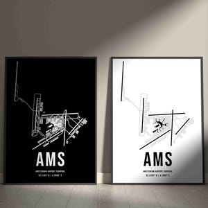 Op de afbeelding: Twee ingelijste prints van de plattegrond van de luchthaven Amsterdam Schiphol. Eén print is zwart met een wit luchthavendiagram en tekst, de andere is wit met een zwart diagram. De tekst luidt "AMS" en de coördinaten van de luchthaven.