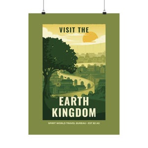 Pode incluir: Um cartaz de viagem com o texto "VISITE O REINO DA TERRA". O design inclui uma árvore, uma ponte sinuosa e um sol estilizado. A paleta de cores é principalmente verde, amarelo e castanho.