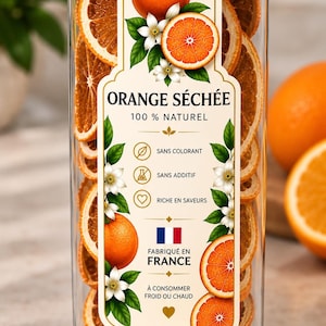 Może przedstawiać: Przezroczysty cylindryczny słoik ze złotą nakrętką wypełniony suszonymi plastrami pomarańczy. Etykieta zawiera tekst ORANGE SÉCHÉE, 100 % NATUREL, SANS COLORANT, SANS ADDITIF, RICHE EN SAVEURS, FABRIQUÉ EN FRANCE oraz À CONSOMMER FROID OU CHAUD.