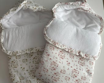 Personalisiertes Babynest mit Blumenarrangements