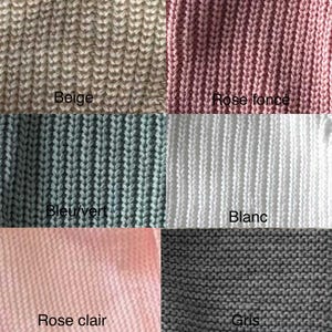 K&ouml;nnte beinhalten: Nahaufnahme von Strickstoffmustern in verschiedenen Farben. Zu den Farben geh&ouml;ren Beige, Dunkelrosa, Blaugr&uuml;n, Wei&szlig;, Hellrosa und Grau. Jede Probe hat ein Etikett mit ihrem Farbnamen.