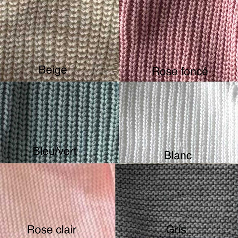 K&ouml;nnte beinhalten: Nahaufnahme von Strickstoffmustern in verschiedenen Farben. Zu den Farben geh&ouml;ren Beige, Dunkelrosa, Blaugr&uuml;n, Wei&szlig;, Hellrosa und Grau. Jede Probe hat ein Etikett mit ihrem Farbnamen.