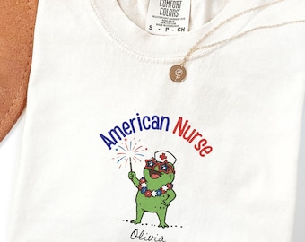Chemise grenouille infirmière américaine personnalisée, t-shirt RN patriotique, chemise infirmière 4 juillet, cadeau de fête de l'indépendance nom personnalisé