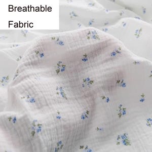 Peut inclure: Tissu blanc avec un petit motif floral bleu. Le tissu est d&eacute;crit comme "Tissu respirant".
