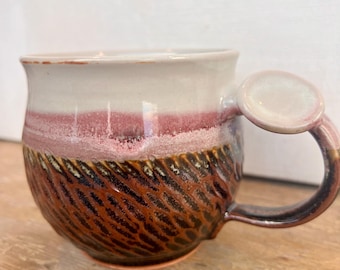 Ergonomische handgemachte Keramiktasse - Daumenstütze für Komfort, perfekt für Kaffeeliebhaber