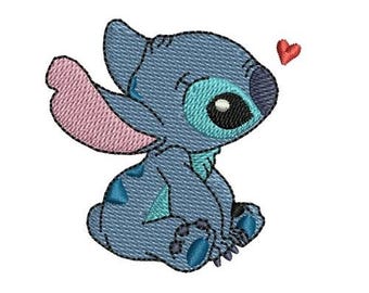 Può includere: Immagine ricamata di un personaggio dei cartoni animati blu con grandi orecchie e un cuore. Il personaggio ha un occhio grande, un orecchio rosa e dettagli blu. L'immagine è su sfondo bianco.