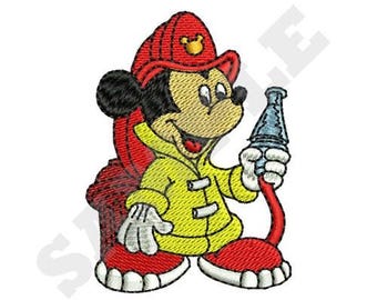 Könnte beinhalten: Gesticktes Design einer Cartoon-Maus als Feuerwehrmann. Die Maus trägt einen roten Feuerwehrhelm und einen gelben Mantel und hält einen blauen Schlauch. Das Design befindet sich auf weißem Hintergrund.