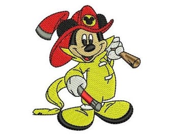 Könnte beinhalten: Eine Cartoon-Illustration von Mickey Mouse, der als Feuerwehrmann verkleidet ist. Er trägt einen roten Hut mit einer gelben Jacke und hält einen Schlauch.