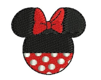 Op de afbeelding: Geborduurde patch met een zwarte muizenkop met een rode strik en een rood-witte polkadot rok. De patch is ontworpen met een getextureerde, gestikte uitstraling, perfect voor kleding of accessoires.