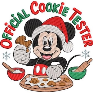 Könnte beinhalten: Ein gesticktes Motiv einer Cartoon-Maus mit einer rot-weißen Weihnachtsmütze, die einen braunen Keks hält. Der Text "OFFICIAL COOKIE TESTER" ist in Rot und Grün darüber gebogen. Darunter befinden sich zwei Schüsseln, ein Nudelholz und Kekse.
