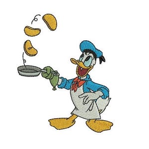 Könnte beinhalten: Gesticktes Bild von Donald Duck als Koch, der Pfannkuchen wirft. Donald Duck trägt eine blaue Kochmütze und Jacke, eine rote Fliege und eine weiße Schürze. Die Pfannkuchen sind goldbraun, vor weißem Hintergrund.