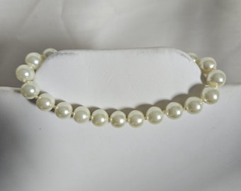 Vintage cultured pearl bracelet with a decorative filigree clasp.