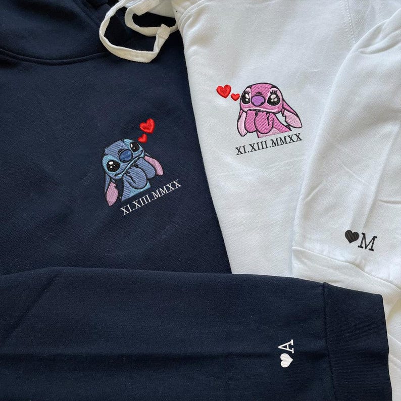 Puede incluir: Sudaderas con capucha azul marino y blancas con bordados de personajes Stitch y corazones. La sudadera azul marino tiene el texto "XI.XIII.MMXX", y la sudadera blanca tiene el texto "XI.XIII.MMXX" y un coraz&oacute;n con la letra "M". La manga de la sudadera azul marino tiene la letra "A" con un coraz&oacute;n.