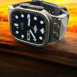 Peut inclure: Une montre-bracelet noire et argentée avec un cadran noir et des repères horaires blancs. La montre a un bracelet en caoutchouc noir et un bracelet en métal argenté. Le cadran affiche le texte "SUBMERGE" et "Sat 17".