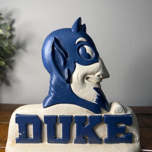 Puede incluir: Juego de tres tazas de cerámica con acabado mate moteado. Las tazas son de color crema, gris claro y gris oscuro. Cada taza tiene un diseño simple y minimalista.