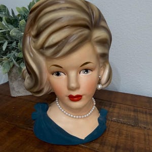 Vaso vintage anni '60 a forma di testa di donna alta con collana di perle, orecchini, fiocchi per abito blu, fioriera di metà secolo