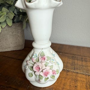 Jarrón vintage de porcelana Capodimonte con capullos de rosa: decoración floral victoriana