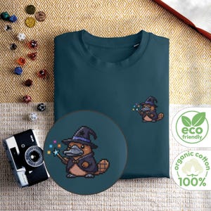 8-Bit Pixel Art Schnabeltier Hexe T-Shirt | Süßes Gaming Tier Shirt | Umweltfreundliches Baumwolle Shirt | Einzigartiges Geek Geschenk