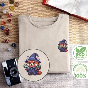 Damen Roter Panda Nekromant T-Shirt | Tailliertes Pixel Art Shirt | 8-Bit Fantasy Gaming Tee | Bio-Baumwolle Geschenk für Sie & Tierfreunde