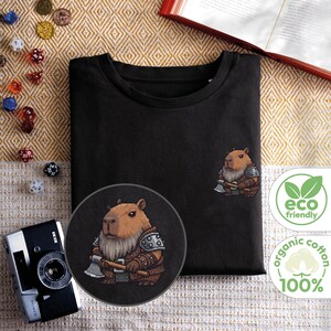 Damen Capybara Zwerg T-Shirt | Tailliertes Pixel Art Shirt | 8-Bit Fantasy Gaming Tee | Bio-Baumwolle Geschenk für Sie & Tierfreunde