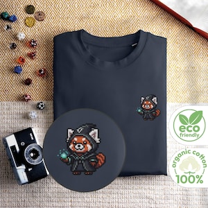 Roter Panda Hexer T-Shirt | Geeky Pixel Art Shirt | 8-Bit Fantasy Gamer Tee | Bio-Baumwolle Unisex Geschenk für Gamer