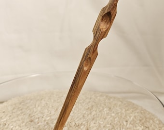 Handgefertigter Haarstab aus Canarywood: Geschnitzter Ridge Edelholz