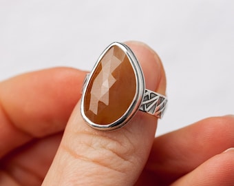 Geometric 'Sigridur' ring with faceted peach sapphire | US 7.5