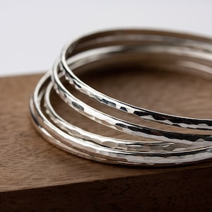 Gehamerde sterlingzilveren armband: glanzende stapelarmbanden. Enkele of set van 3.