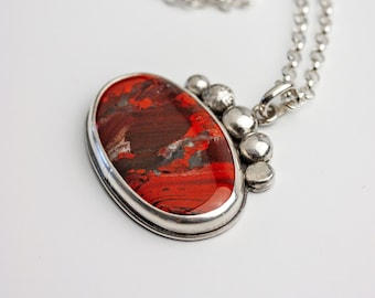 Collar de plata de ley y jaspe rojo vibrante