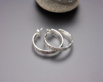 Orecchini A Cerchio Piccoli In Argento Sterling Con Chiave Greca - 16 Mm, Finitura Lucida - 2