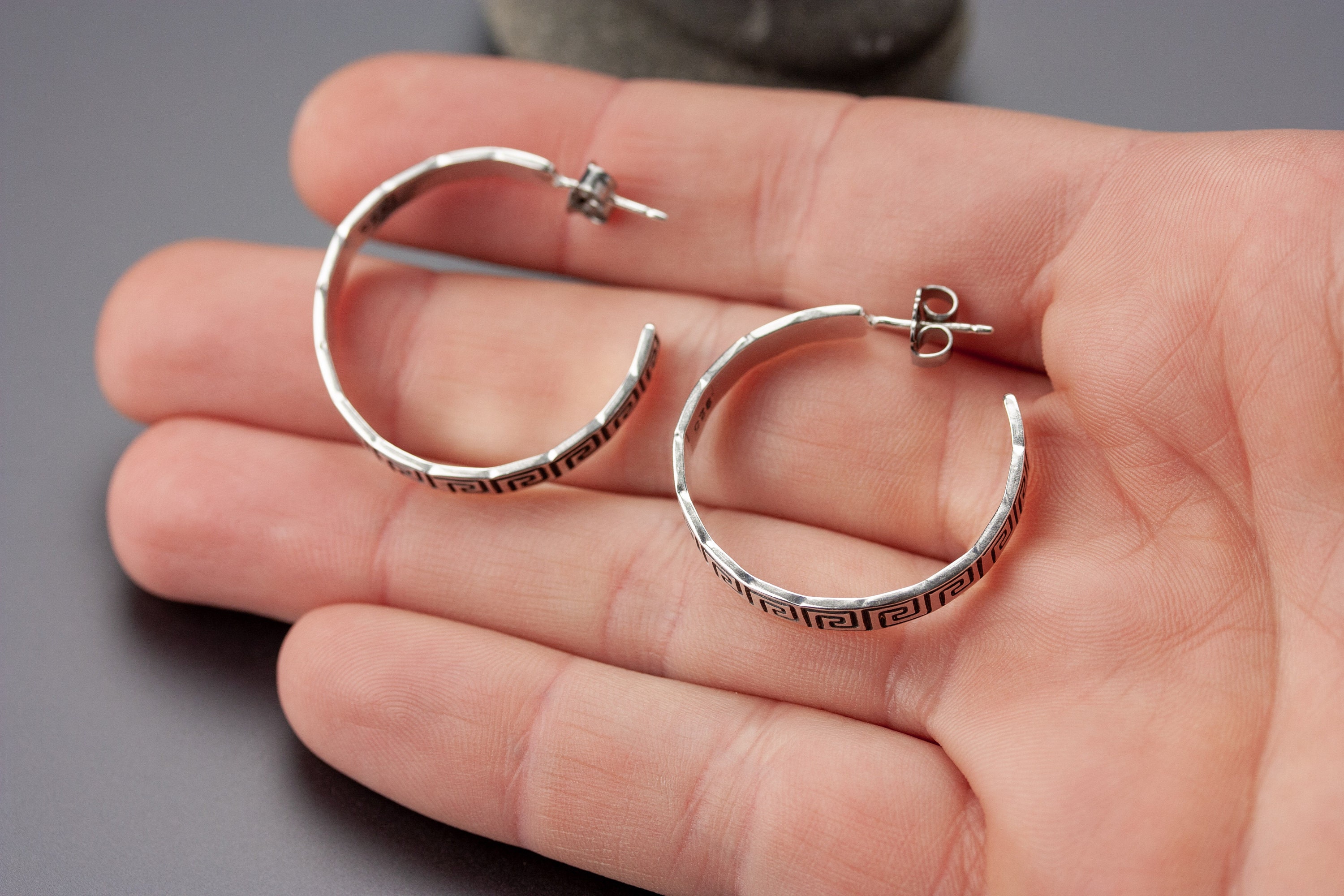 Orecchini A Cerchio Piccoli In Argento Sterling Con Chiave Greca - 16 Mm, Finitura Lucida - 3